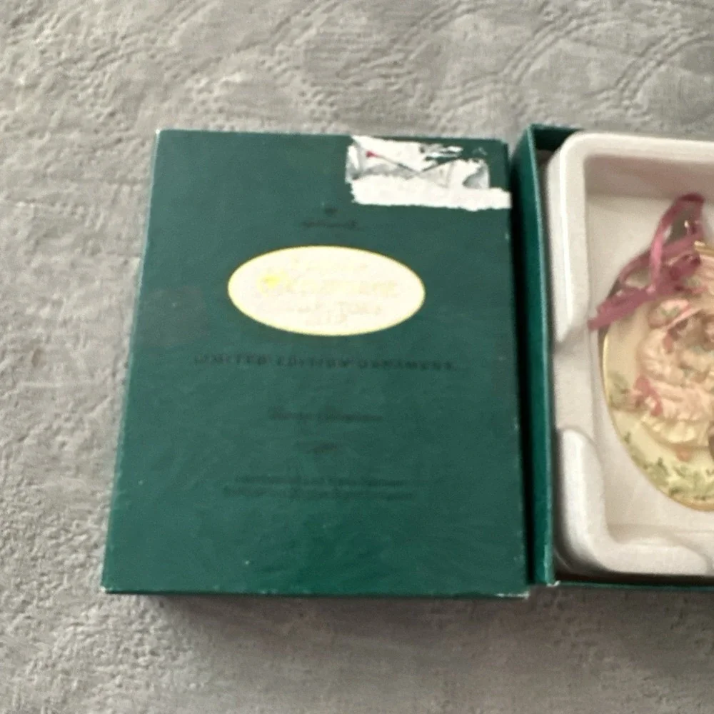 1993 Hallmark Keepsake Collectors Club‎ Ornament Sharing Christmas With Stand